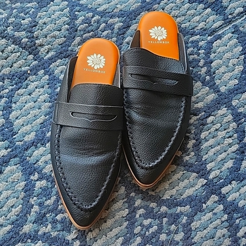 Black pointed toe mule